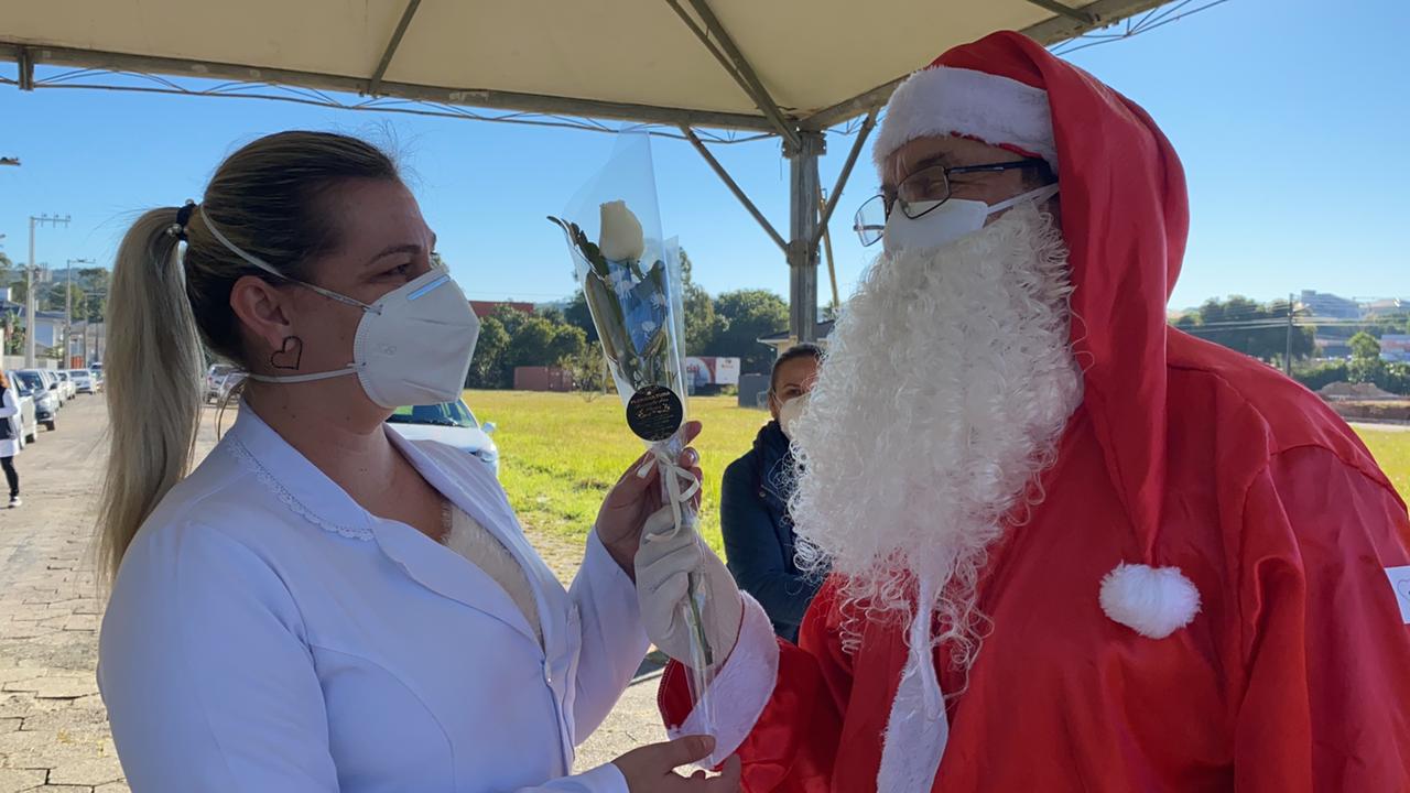 'Papai Noel' de Cocal do Sul foi vacinado e presenteou enfermeiras com flores 'Papai Noel' de Cocal do Sul foi vacinado e presenteou enfermeiras com flores