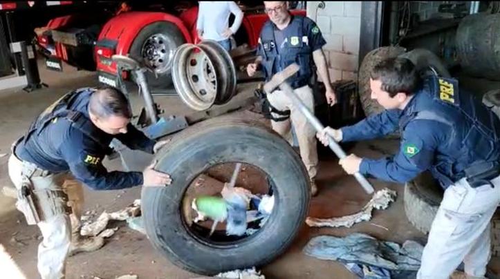 Policiais precisaram ir até a borracharia e usar marretas para retirar a droga dos pneus Policiais precisaram ir até a borracharia e usar marretas para retirar a droga dos pneus