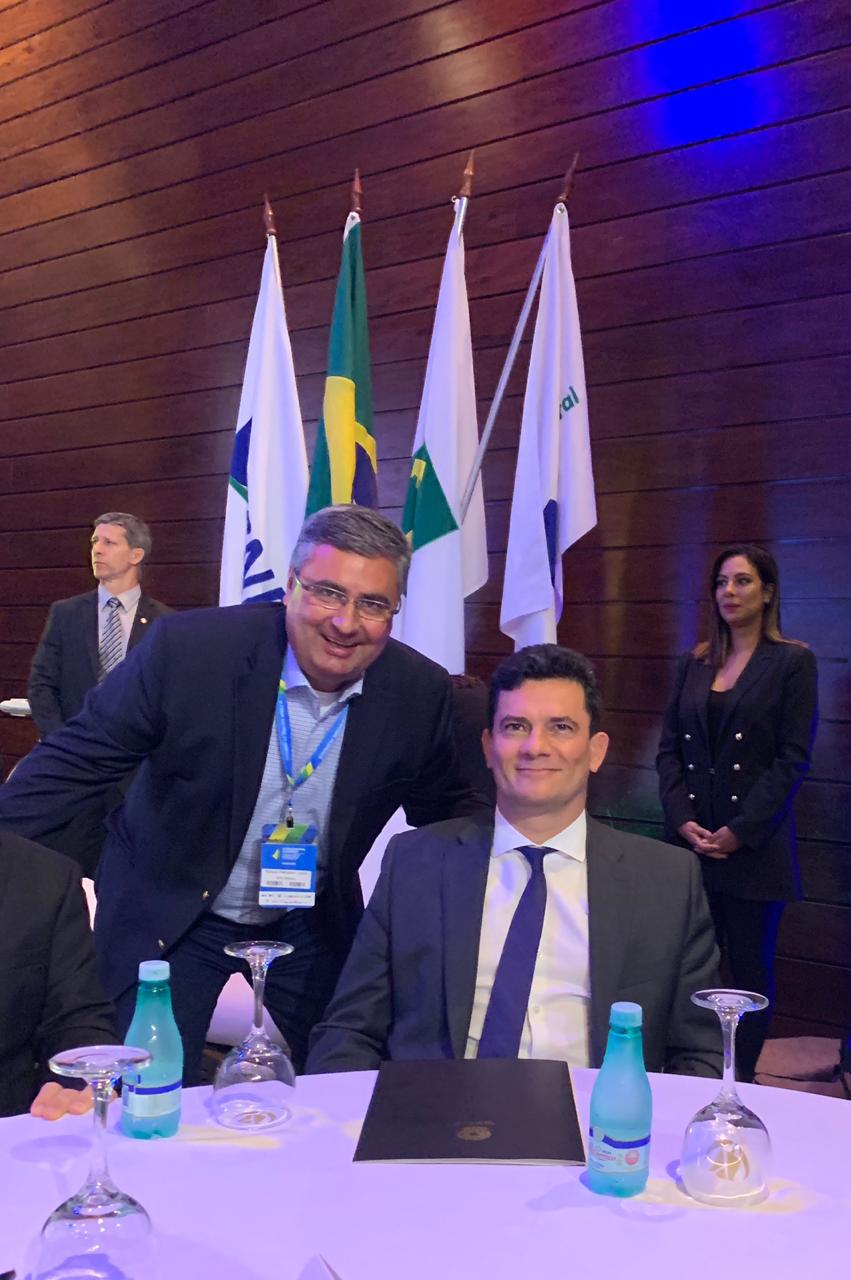 Pellizzaro (E) fala com Moro Em Fórum de Brasília
