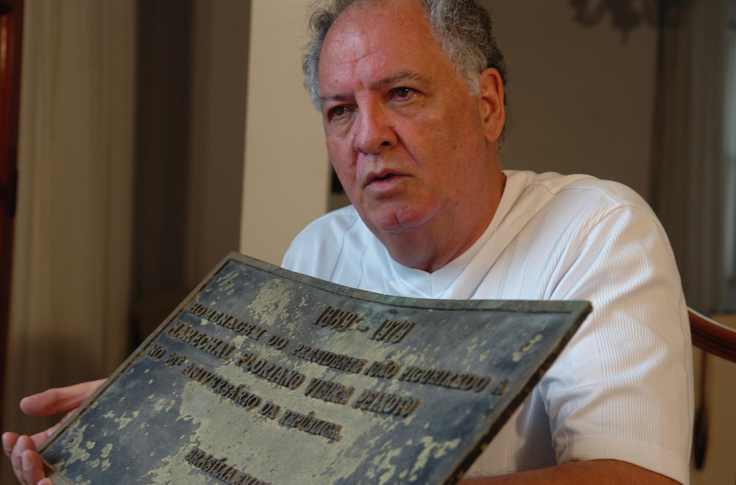 Nilo Marques Medeiros Filho, militar da reserva, que trabalhou na Casa Civil no governo de Jorge Bornhausen, guardou em casa por muitos anos a placa retirada durante os protestos Nilo Marques Medeiros Filho, militar da reserva, que trabalhou na Casa Civil no governo de Jorge Bornhausen, guardou em casa por muitos anos a placa retirada durante os protestos