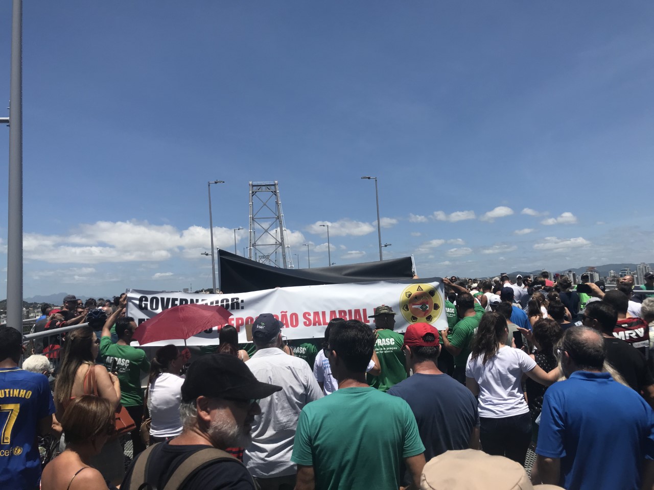 Servidores fazem protesto pacífico na ponte Servidores fazem protesto pacífico na ponte