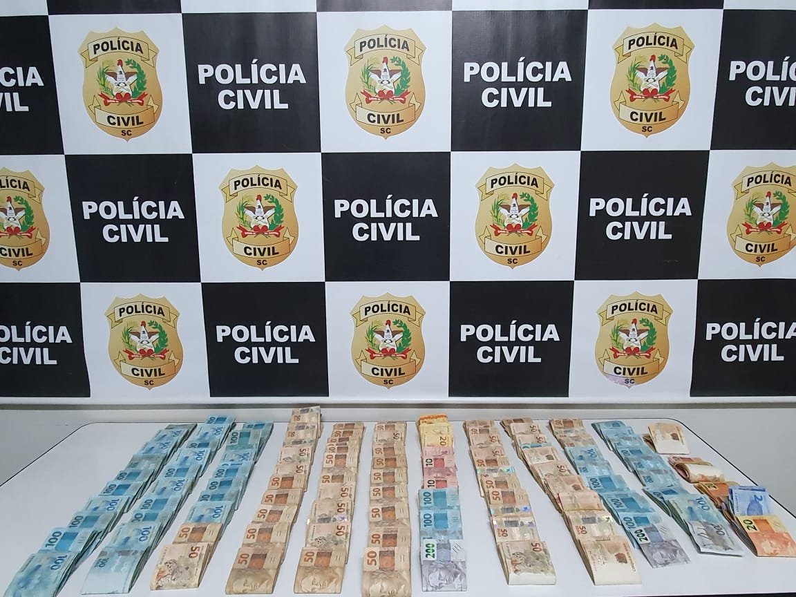 Policial foi atropelada por mulher que tentava fugir de operação contra o tráfico em Chapecó Policial foi atropelada por mulher que tentava fugir de operação contra o tráfico em Chapecó
