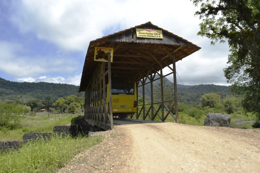Ponte tombada no Vila Nova chegou a contar com cobertura, mas estrutura não existe mais Ponte tombada no Vila Nova chegou a contar com cobertura, mas estrutura não existe mais