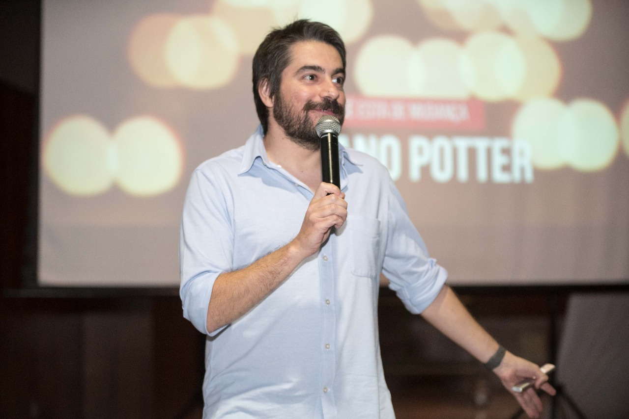 Luciano Potter, jornalista e integrante do programa Pretinho Básico, se apresenta no EPPA 2019. Luciano Potter