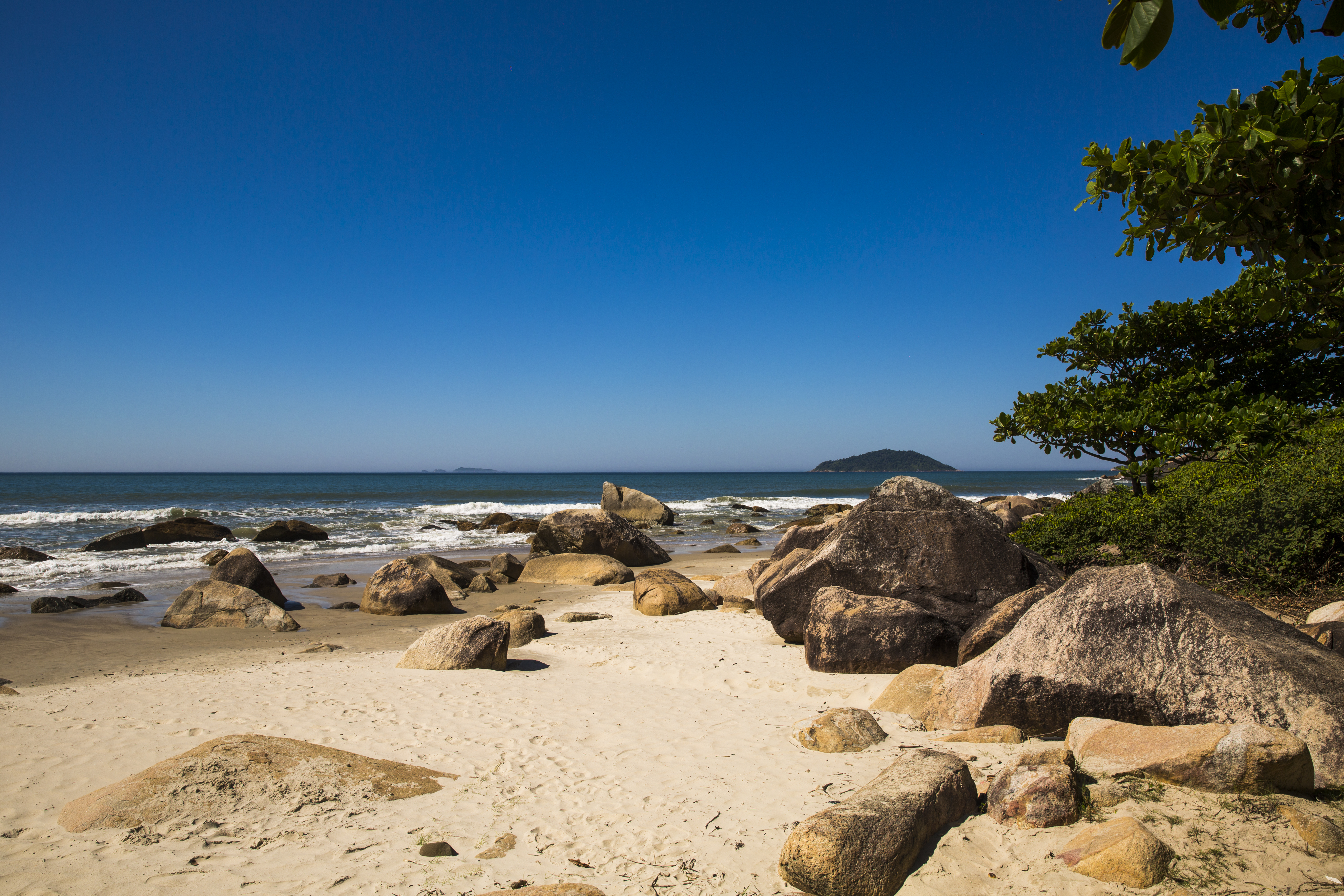 Pequena e cercada de mata, a Praia do Saquinho é ainda mais Pequena e cercada de mata, a Praia do Saquinho é ainda mais