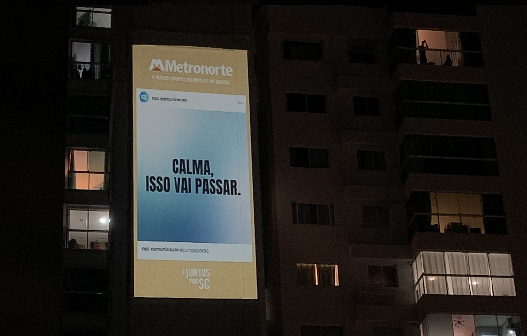 veja como foi a ação que projetou fotos e mensagens de otimismo em Joinville