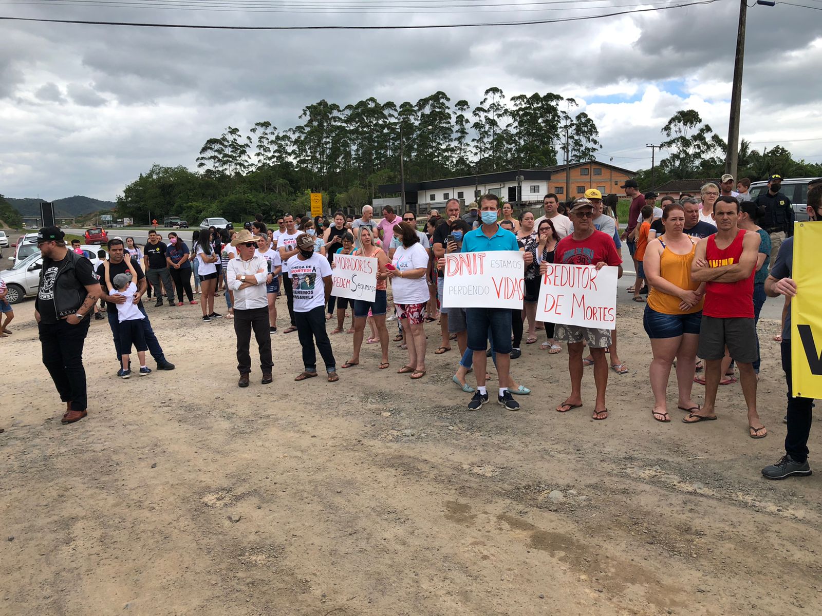 Moradores se reuniram para o protesto na altura do quilometro 35