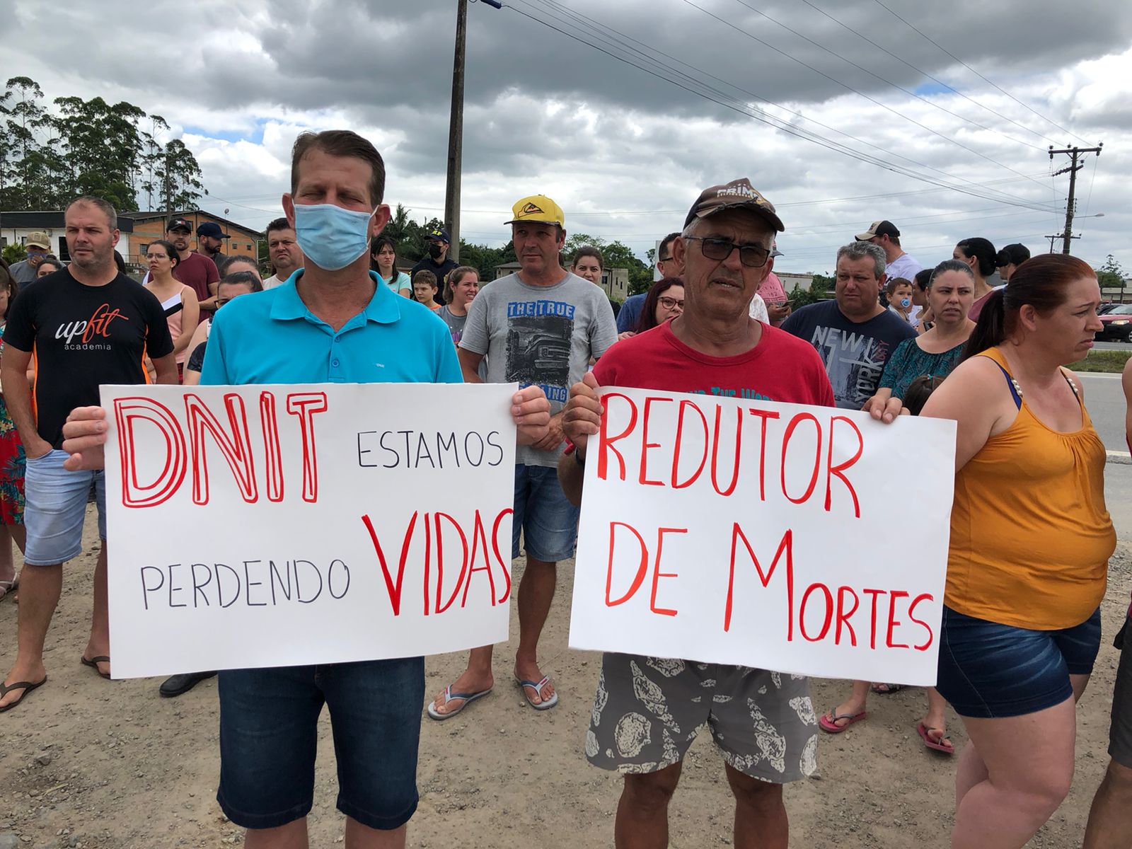 Cartazes pediam por uma atitude das autoridades