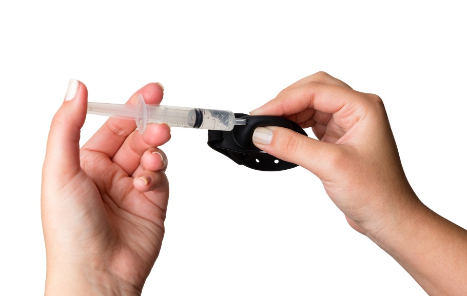 Produzida em silicone e disponível nas cores branco, preto, rosa e verde, a pulseira é prática e flexível, com capacidade de armazenamento de até 8ml de líquidos, cremes ou produtos em gel. Produzida em silicone e disponível nas cores branco, preto, rosa e verde, a pulseira é prática e flexível, com capacidade de armazenamento de até 8ml de líquidos, cremes ou produtos em gel.