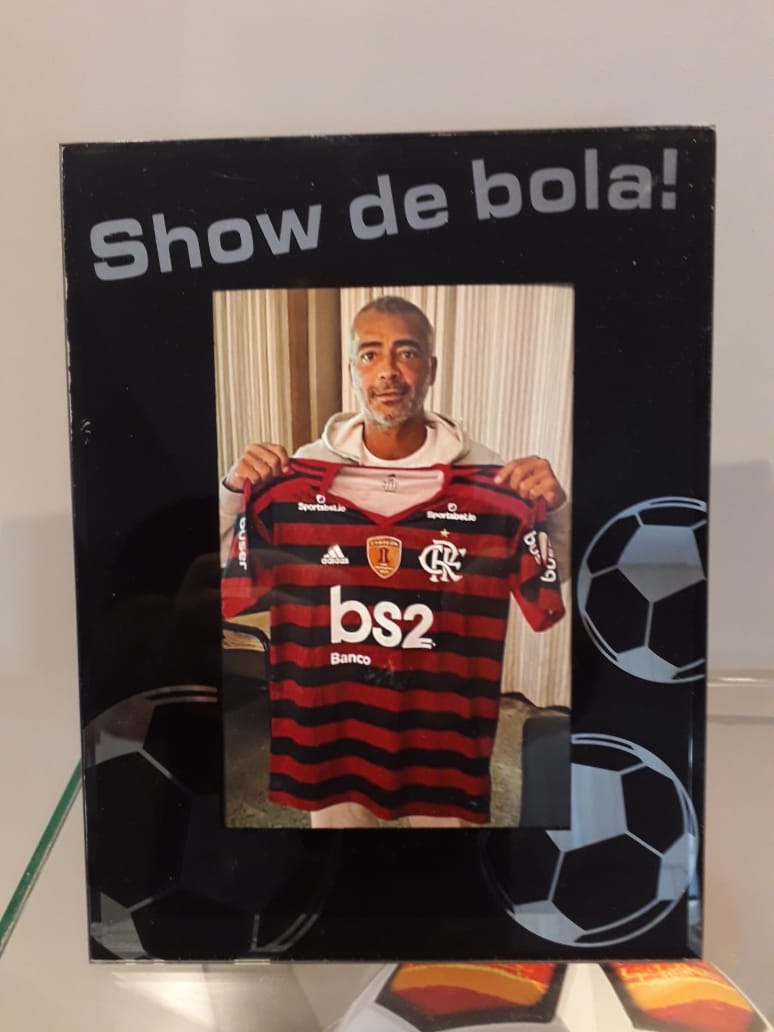 Fã do jogador carioca desde a Copa de 94, o pintor estava atrás de um autógrafo há anos Fã do jogador carioca desde a Copa de 94, o pintor estava atrás de um autógrafo há anos