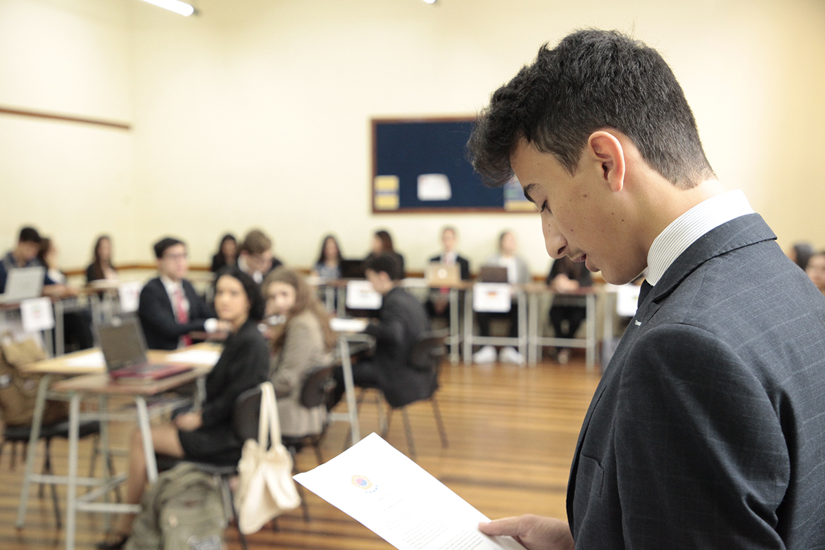 Colégio também, realiza parcerias com instituições do exterior e incentiva os alunos na realização de intercâmbios