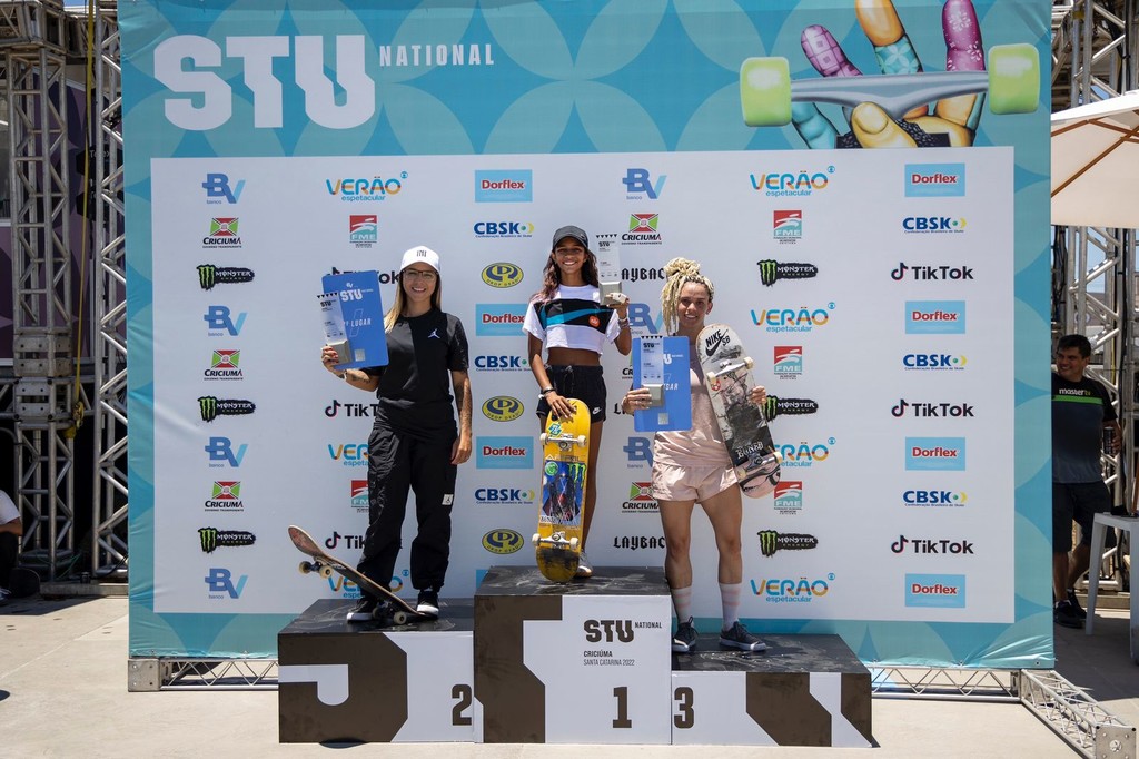 Rayssa no pódio com Pâmela e Gabi Rayssa no pódio com Pâmela e Gabi