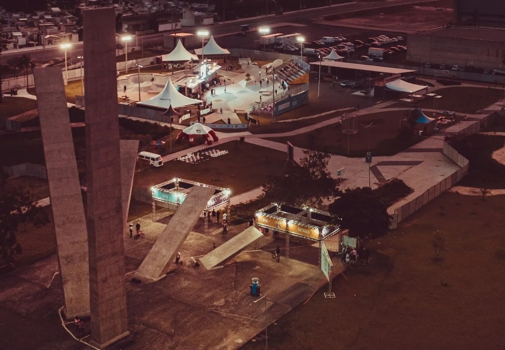 Skatepark ao lado do Monumento das Etnias, um símbolo de Criciúma Skatepark ao lado do Monumento das Etnias, um símbolo de Criciúma