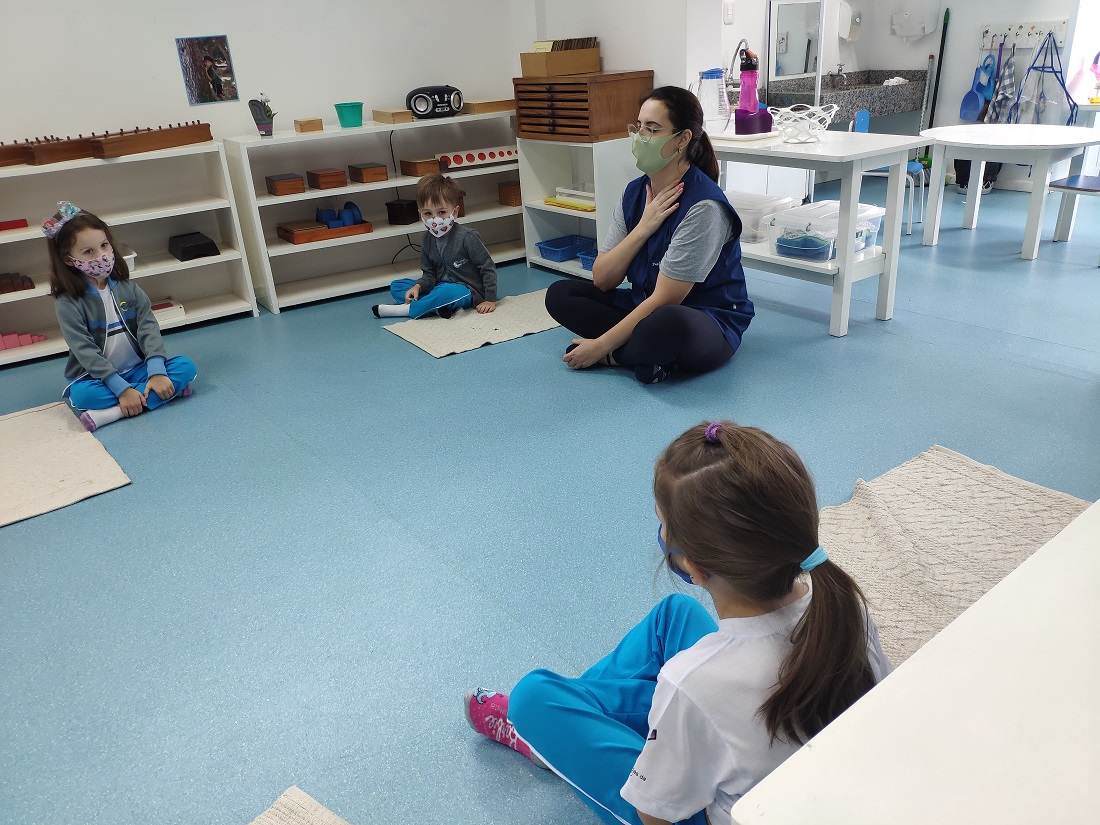 A troca mútua de conhecimento é um dos pilares do Colégio Sigma, que está seguindo o modelo híbrido de ensino nesse momento. Salas de aula