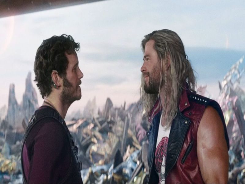 Thor: Amor e Trovão Cena do filme Thor: amor e trovão com os personagens de Thor e Peter Quill