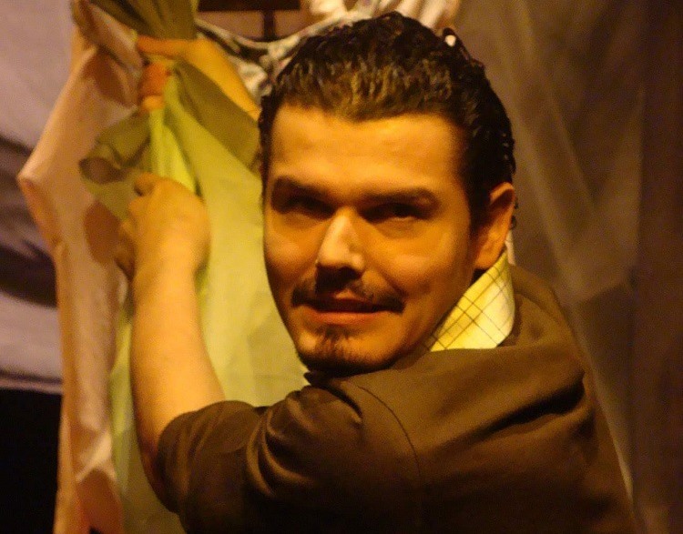 Por cartas, Karen conta sobre sua jornada em busca de si mesma, pelo fim de uma vida simulada. Fábio encontra essas cartas ao chegar em casa. Verão Teatral