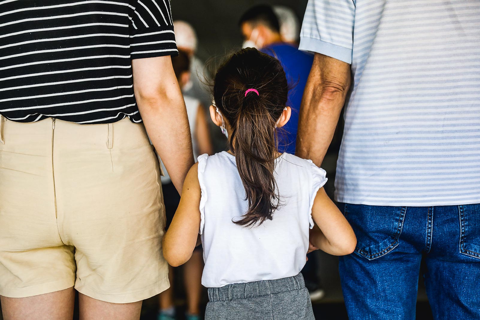Vacinação de crianças entre 5 e 11 anos já começou em todo o Brasil Garota acompanhada dos responsáveis espera na fila da vacina para Covid