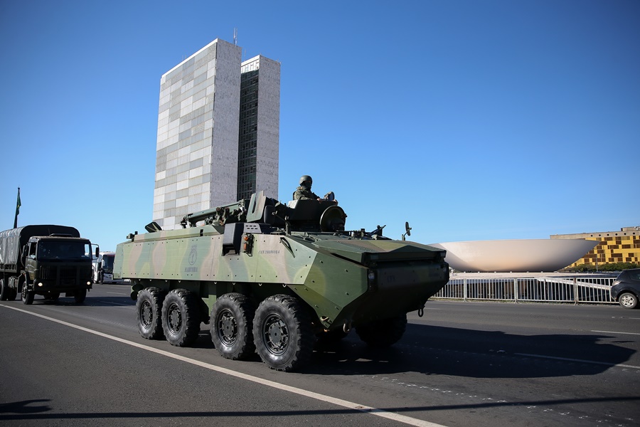 Câmara decide futuro do voto impresso em dia de ato militar com tanques de guerra em Brasília Câmara decide futuro do voto impresso em dia de ato militar com tanques de guerra em Brasília
