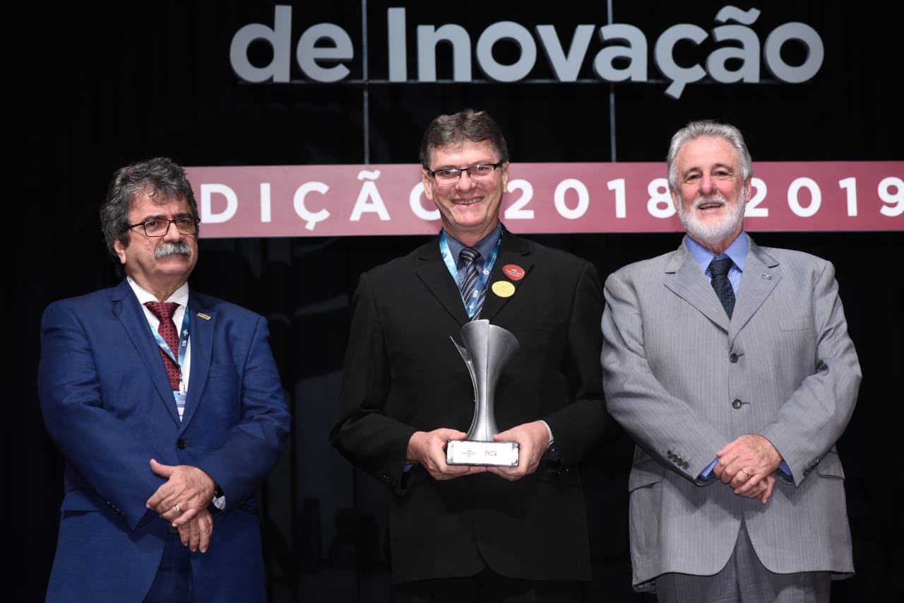 Castella, da WEG (C) recebe a premiação entregue pelo presidente do Sebrae, Carlos Melles (D) CNI