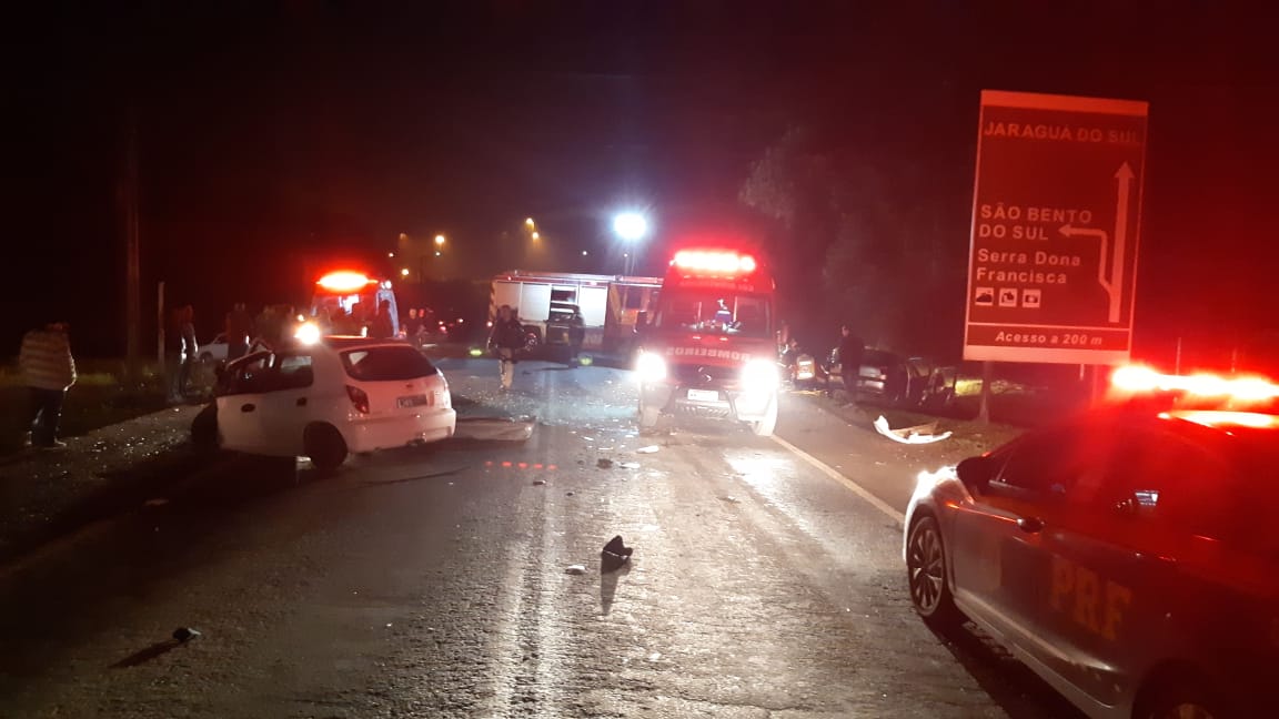 Celta e Palio bateram de frente na BR-280, em São Bento do Sul Dez pessoas morrem em acidentes nas rodovias de SC durante o fim de semana