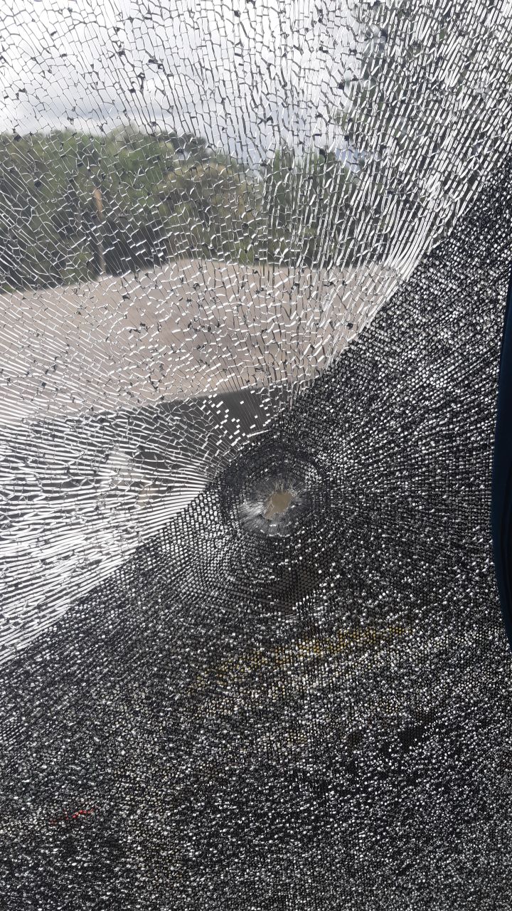 Para-brisa do ônibus foi atingido por disparo de arma de fogo Asssalto em Tijucas do Sul-PR