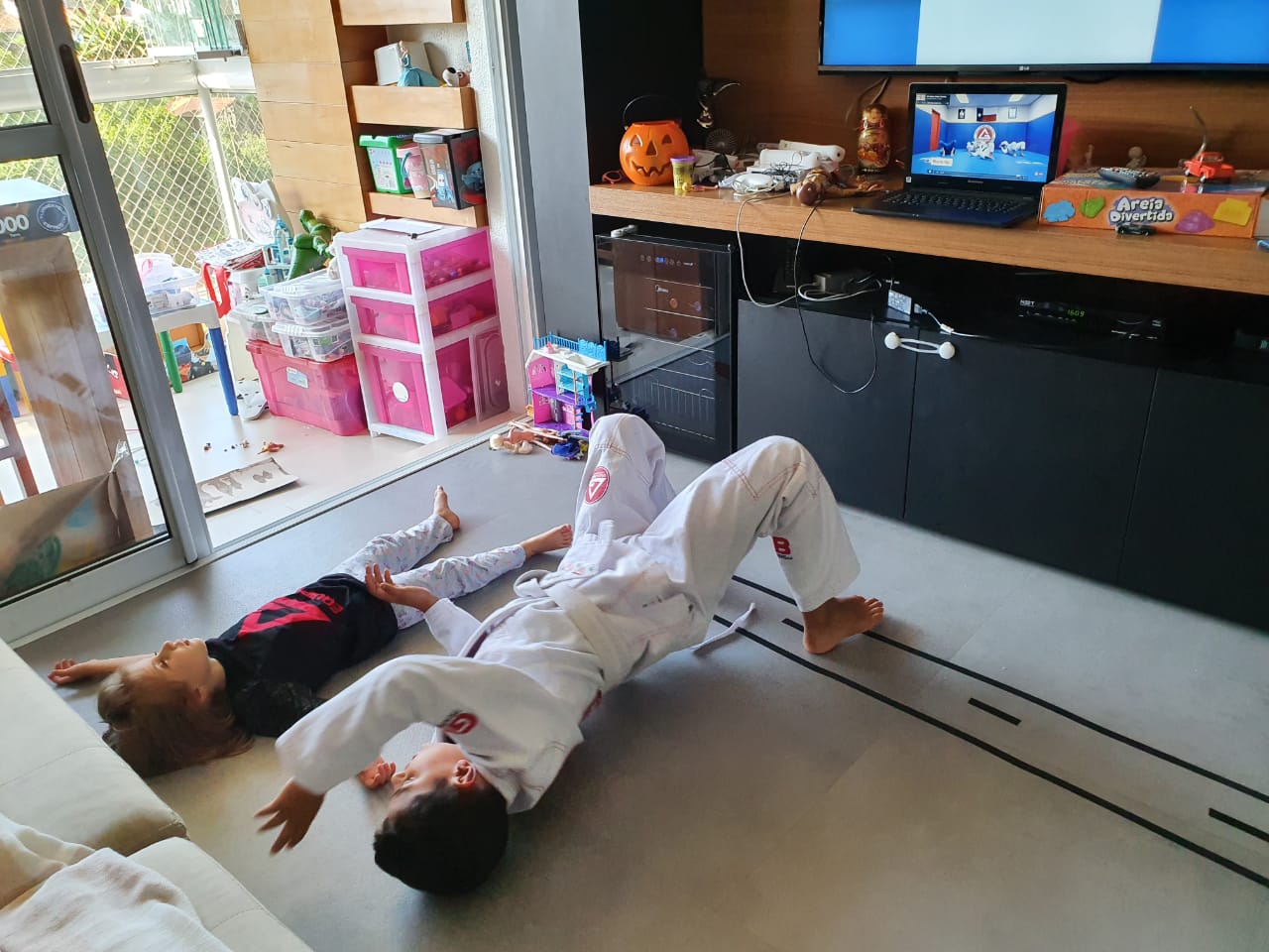 Lorenzo e a irmã Maia fazem diversas atividades durante o dia para passar o tempo Lorenzo e a irmã Maia fazem diversas atividades durante o dia para passar o tempo