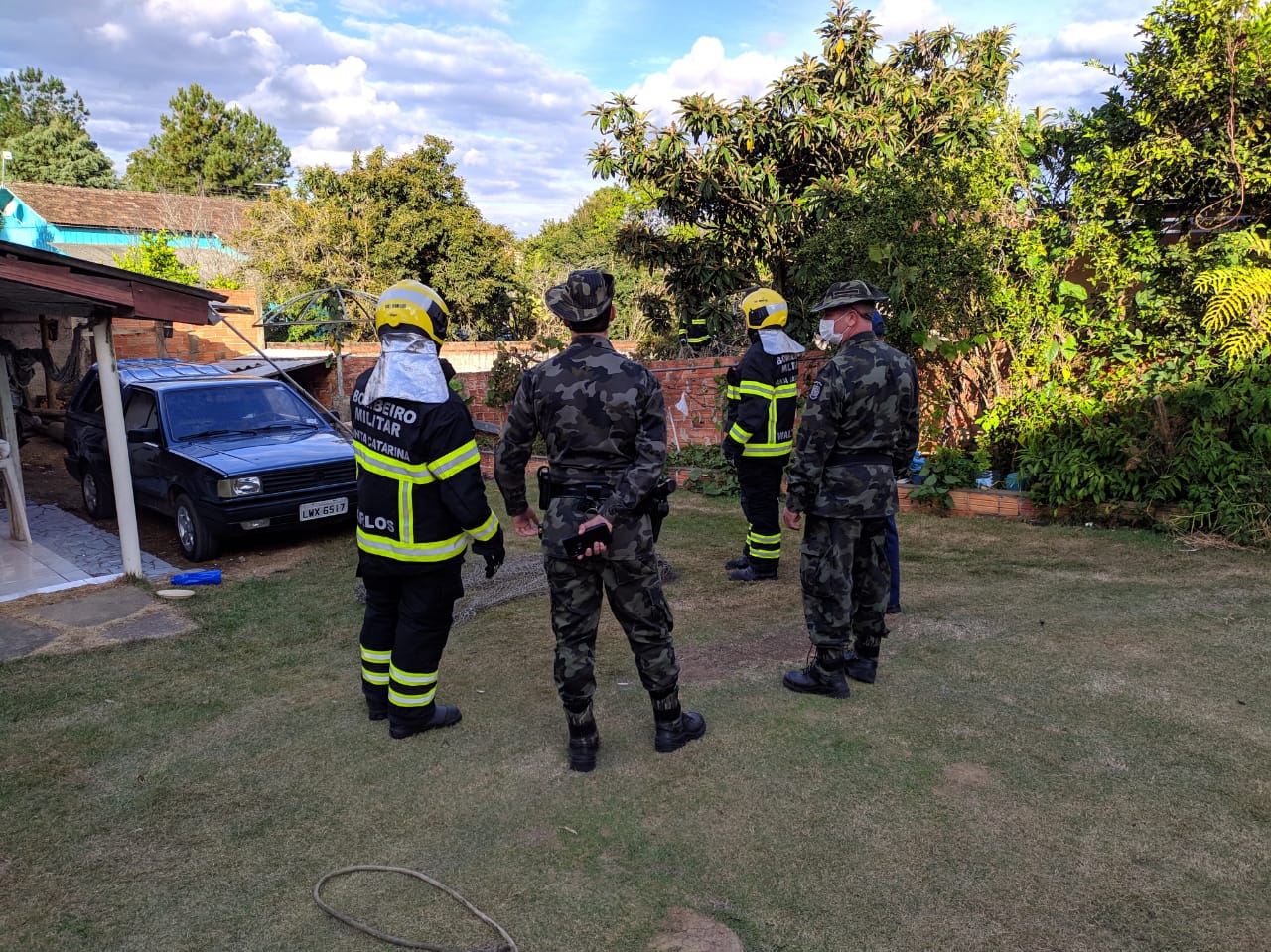 Socorristas e policiais passaram boa parte do dia na casa Socorristas e policiais passaram boa parte do dia na casa