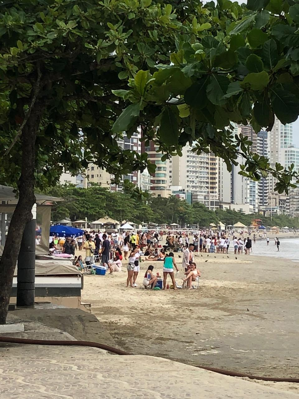 Aglomerações continuam pela manhã em praias de SC Aglomerações continuam pela manhã em praias de SC