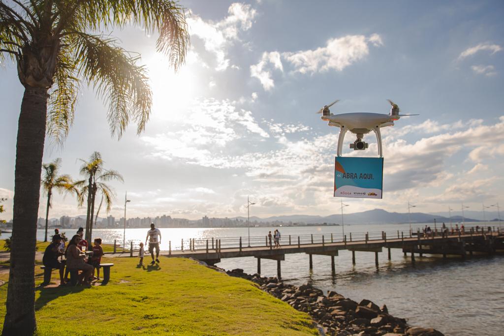 Drone levando brinde surpresa para o Trapiche Conexão Verão