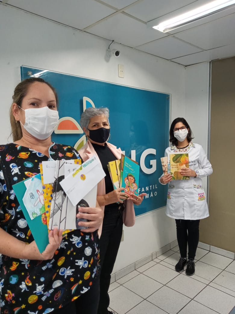 Josiane e funcionárias do hospital recebendo a doação das crianças do Colégio Cruz e Souza juntosporsc