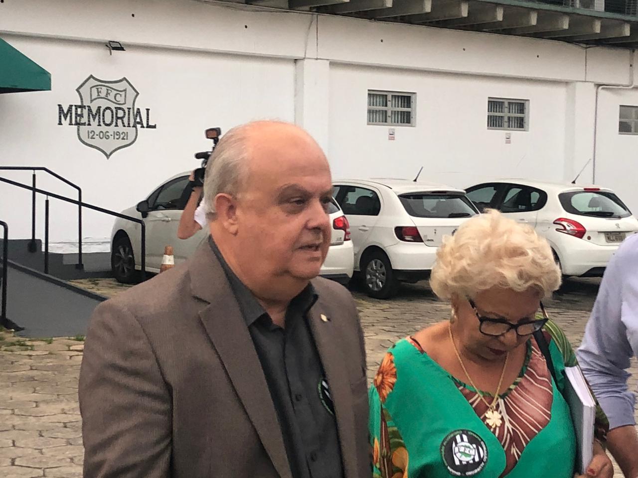 Norton Flores Boppré ao lado de Vera Lucia Rodrigues. figueira