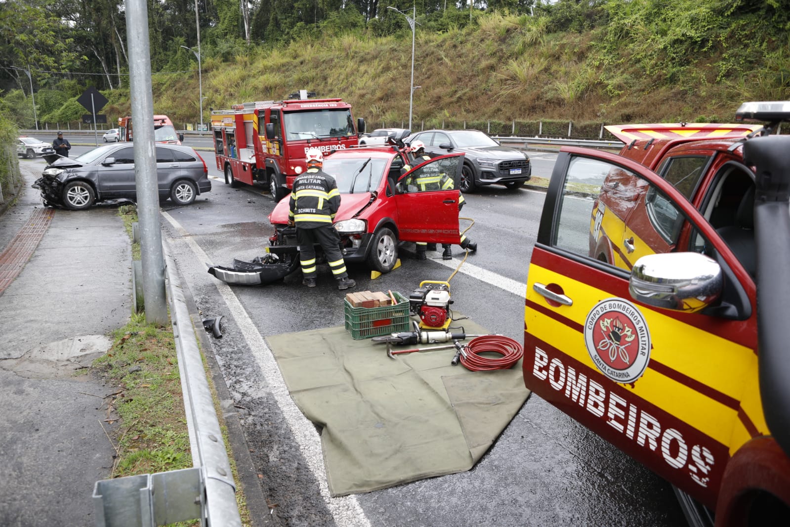 Carros ficaram bastante danificados com a colisão