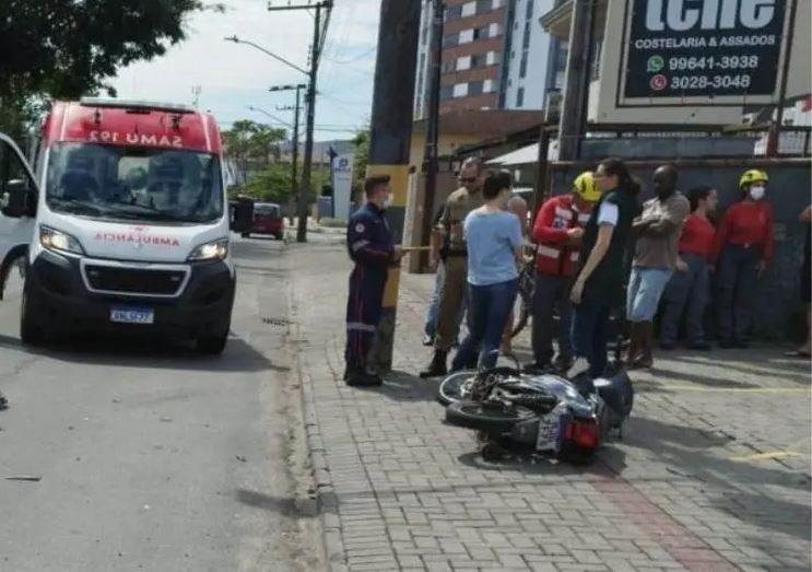 Motociclista de 55 anos morre após bater em poste na zona Norte de Joinville Motociclista de 55 anos morre após bater em poste na zona Norte de Joinville