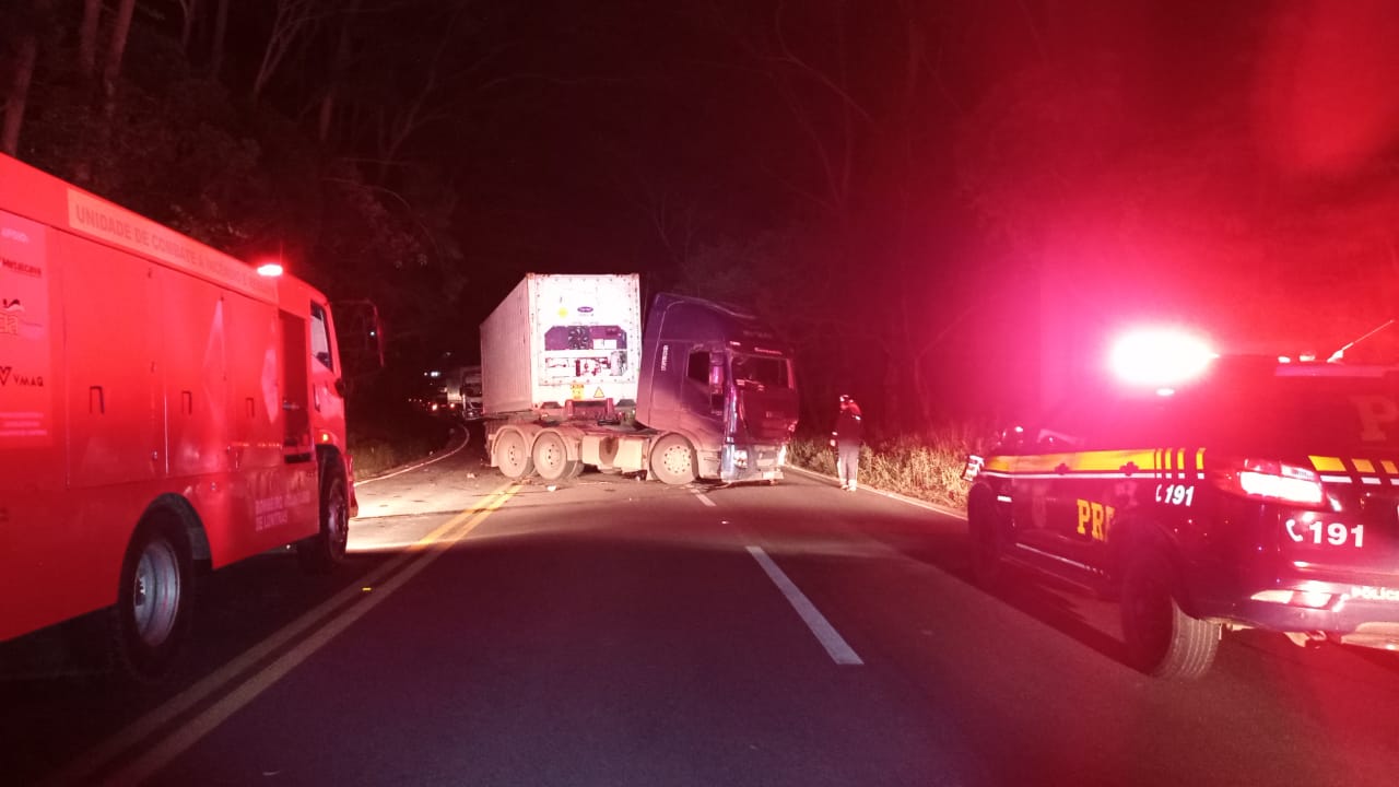 O caminhão interditou a rodovia por pelo menos três horas no acidente de Lontras O caminhão interditou a rodovia por pelo menos três horas no acidente de Lontras