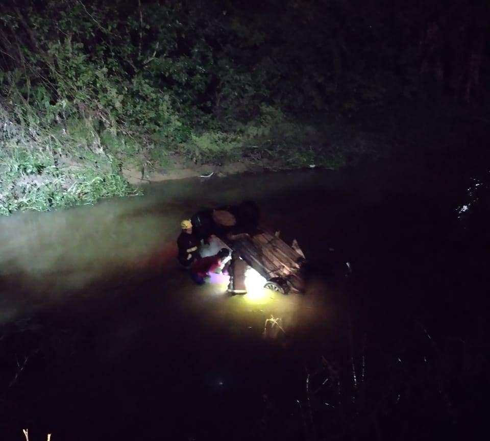 Imagem mostra trabalho das equipes de resgate Imagem mostra trabalho das equipes de resgate