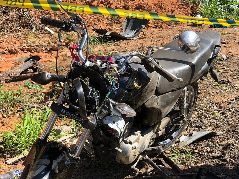 As motocicletas ficaram destruídas com a batida