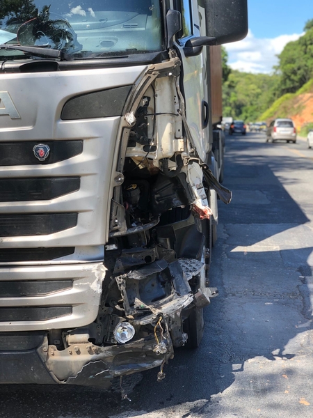 Colisão envolveu duas motos, um carro e caminhão