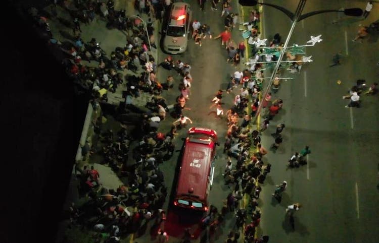 Ao todo, 33 pessoas precisaram de atendimento após calçada desabar em Joinville na noite de segunda-feira Ao todo, 33 pessoas precisaram de atendimento após calçada desabar em Joinville na noite de segunda-feira