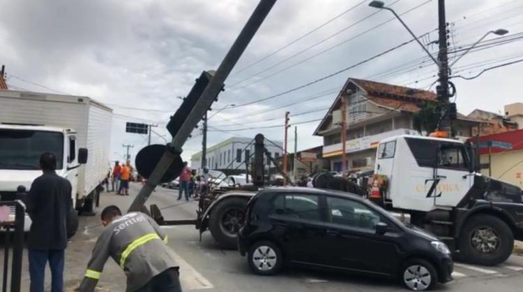 Acidente envolveu caminhão e seis veículos Acidente envolveu caminhão e seis veículos