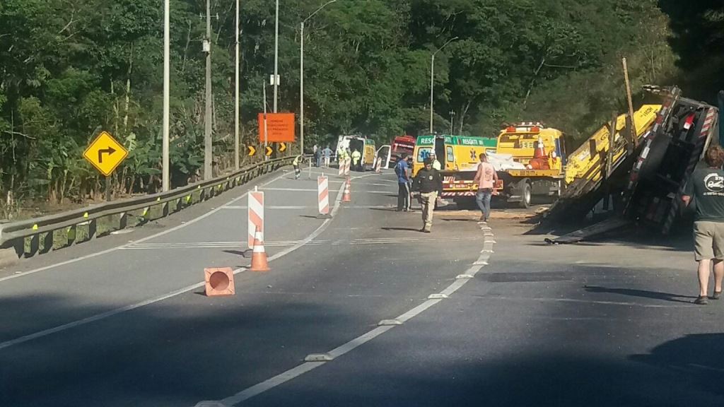 Acidente deixou três quilômetros de fila na rodovia Acidente deixou três quilômetros de fila na rodovia