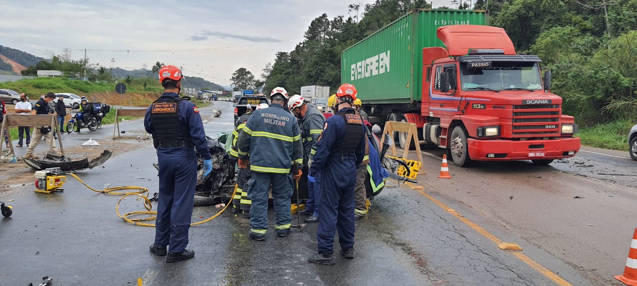 Bombeiros resgatam vítima de acidente na BR-470, em Gaspar Bombeiros resgatam vítima de acidente na BR-470, em Gaspar