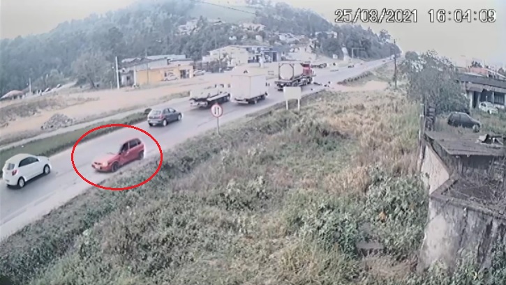 Motorista foge pela contramão após causar acidente em Rio do Sul Motorista foge pela contramão após causar acidente em Rio do Sul