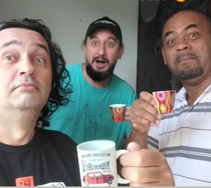 Último ensaio entre os amigos foi no dia 12 de março. Da esquerda para a direita: André Steuernager, o baixista Junior Salves e Adilson à direta Último ensaio entre os amigos foi no dia 12 de março. Da esquerda para a direita: André Steuernager, o baixista Junior Salves e Adilson à direta