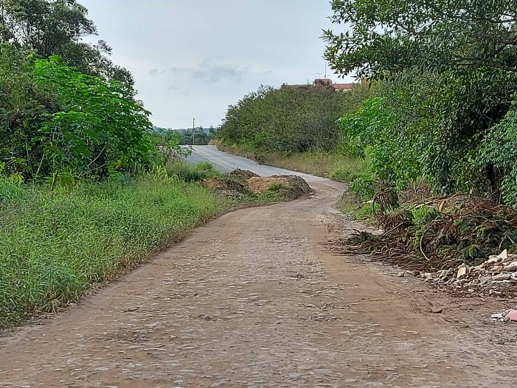 Ao fundo, o fim do asfalto; depois, chão batido no meio do mato Ao fundo, o fim do asfalto; depois, chão batido no meio do mato