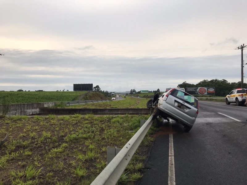 Acidente aconteceu na SC-446 em Içara Motorista perdeu o controle do carro