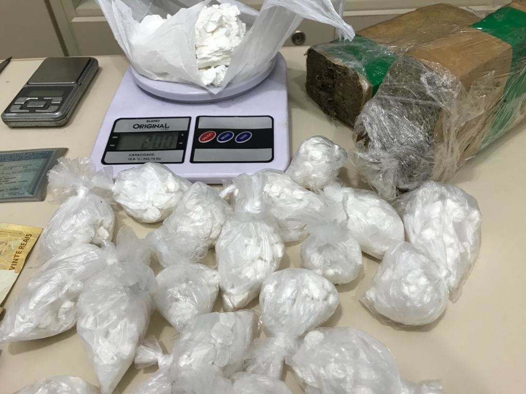 Drogas foram encontradas em uma casa utilizada como esconderijo do crime Drogas foram encontradas em uma casa utilizada como esconderijo do crime