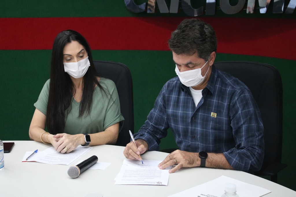 Geovania fez o repasse e Salvaro assinou a ordem de serviço Geovania fez o repasse e Salvaro assinou a ordem de serviço