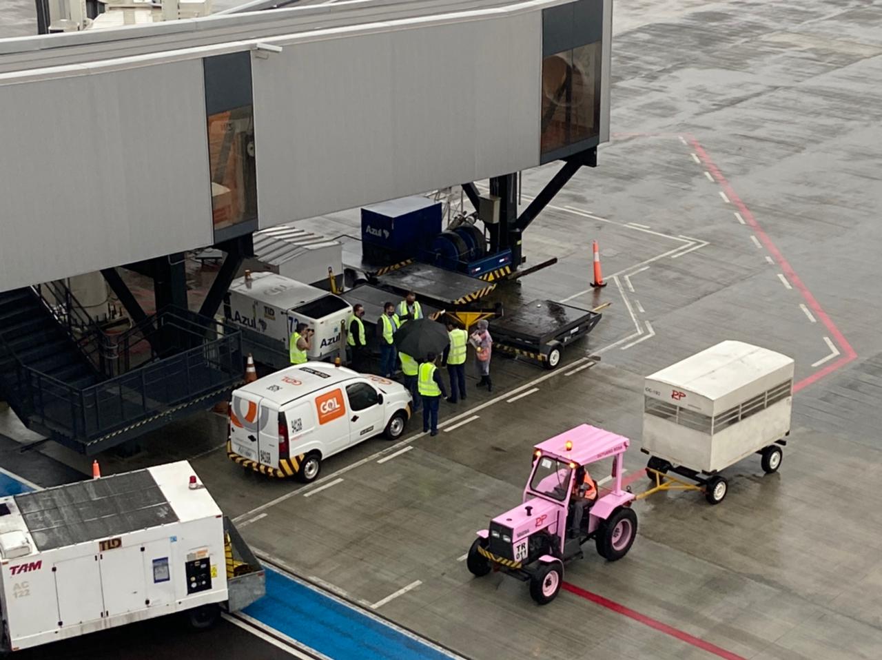 Secretário de Saúde André Motta Ribeiro participou da comitiva que recebeu as vacinas foto mostra chegada das vacinas e recebimento pela comitiva do governo