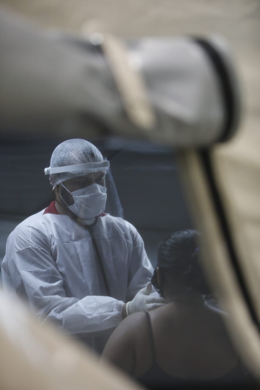 Hattos trabalha em ambulatório montado no parque Vila Germânica