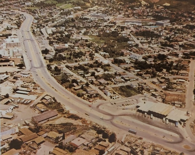 A Avenida Axial recém inaugurada nos anos 70; abaixo, à direita, a Rodoviária A Avenida Axial recém inaugurada nos anos 70; abaixo, à direita, a Rodoviária